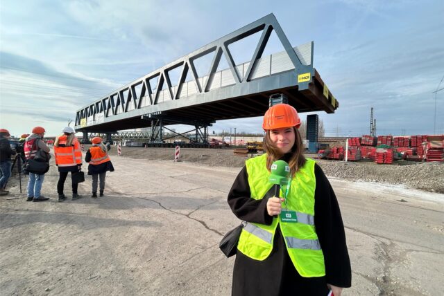RZ-Redakteurin Janine Jähnichen steht an der Baustelle an der A43 bei Recklinghausen