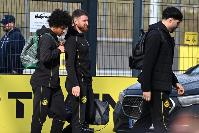 Karim Adeyemi spricht mit Salih Özcan.