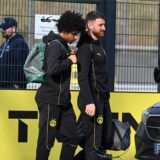 Karim Adeyemi spricht mit Salih Özcan.