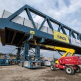 Östlicher Teil der Emschertalbrücke in Recklinghausen wird an seine Position geschoben.