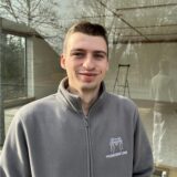 Lukas Kempf steht vor den neuen Räumen des Pflegedienstes „Lunis“ in Bergkamen-Rünthe. Noch sind die Räume leer.