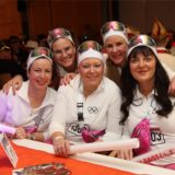 Fünf Frauen haben sich für den Karneval gleich verkleidet.