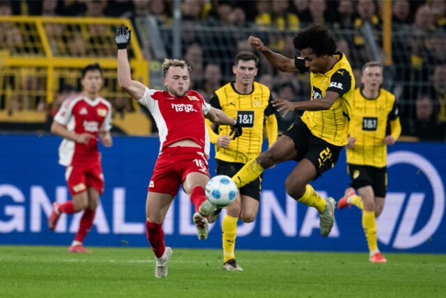 Karim Adeyemi nimmt den Ball an.