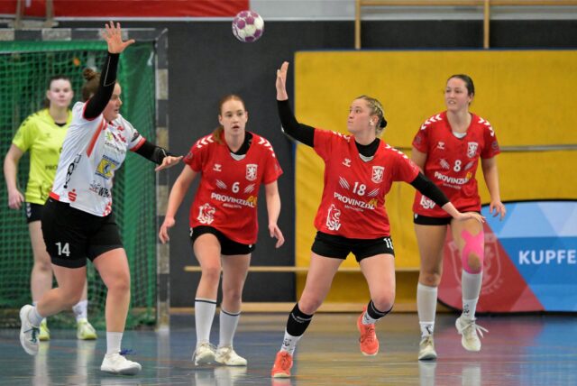 Anna Schmidt wirft einen Handball.