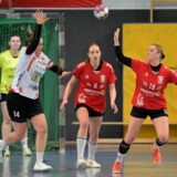Anna Schmidt wirft einen Handball.