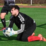 Erik Lenschmidt vom VfK Weddinghofen hält einen Ball in der Hand.