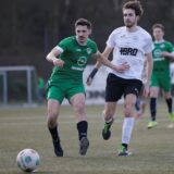 Dario Ernst von der SG Massen im Laufduell mit einem Spieler des VfL Kemminghausen.