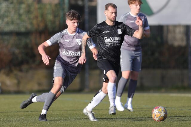 PSV-Bork-Spieler und SV-Frömern-Spieler im Zweikampf.