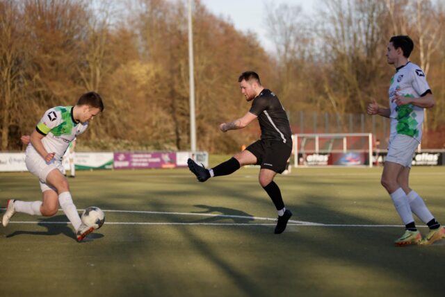 Luca Klose (m.) vom SSV Mühlhausen schießt.