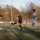 Luca Klose (m.) vom SSV Mühlhausen schießt.