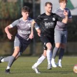 PSV-Bork-Spieler und SV-Frömern-Spieler im Zweikampf.