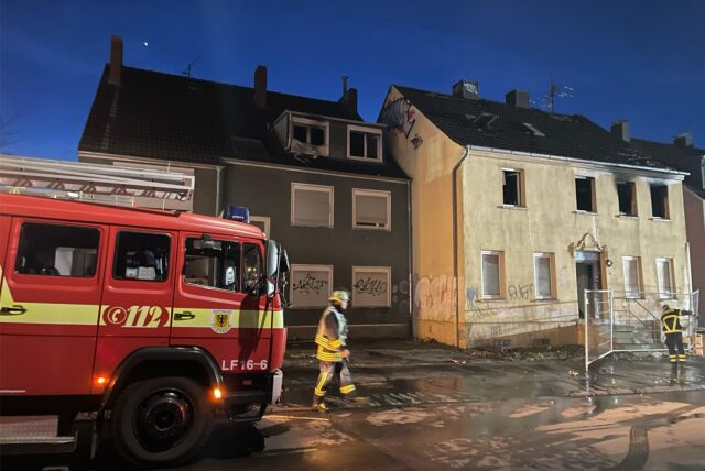 Ein Einsatzfahrzeug der Feuerwehr steht auf der Eichwaldstraße in Dortmund-Wickede.