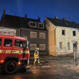 Ein Einsatzfahrzeug der Feuerwehr steht auf der Eichwaldstraße in Dortmund-Wickede.