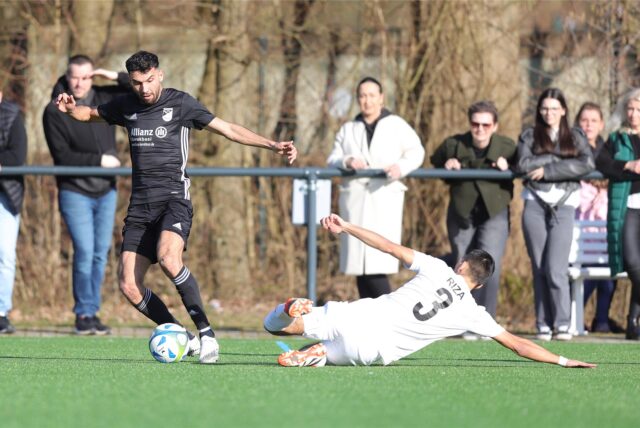 Samet Sahin am Ball.