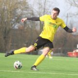 Ole Quante spielt einen Ball.