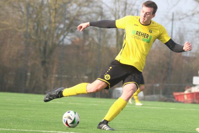 Ole Quante spielt einen Ball.
