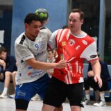 Pascal Terbeck wird von seinem Gegenspieler gehalten.