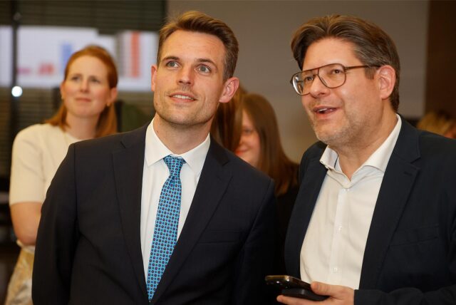 Dr. Tilman Rademacher (CDU) links im Bild verfolgt mit Parteifreunden die Auszählung der Ergebnisse im Kreishaus in Unna.