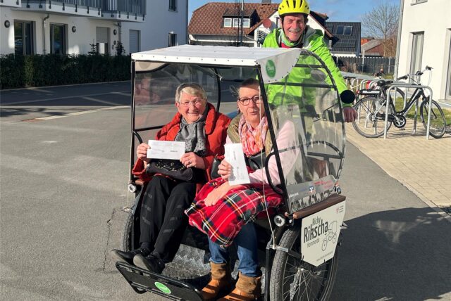 In einer Elektro-Rikscha lassen sich Hetty Simonis (l.) und Elke Embers von Martin Struck durch Unna-Hemmerde fahren.