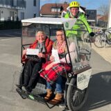 In einer Elektro-Rikscha lassen sich Hetty Simonis (l.) und Elke Embers von Martin Struck durch Unna-Hemmerde fahren.