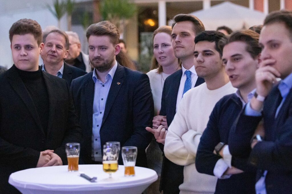 Im Unnaer Rathaus verfolgten CDU-Kandidat Tilman Rademacher (4. v. r.) und seine Parteifreunde die Vorstellung der Hochrechnungen.