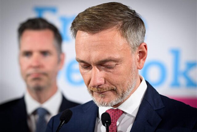Christian Lindner schaut zu Boden.