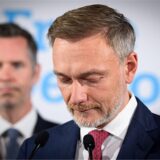 Christian Lindner schaut zu Boden.