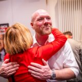Die Dortmunder Bundestagsabgeordneten Jens Peick und Sabine Poschmann umarmen sich