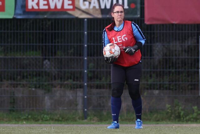 Michelle Leymann vom PSV Bork hält einen Ball in der Hand.