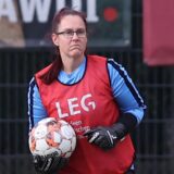 Michelle Leymann vom PSV Bork hält einen Ball in der Hand.