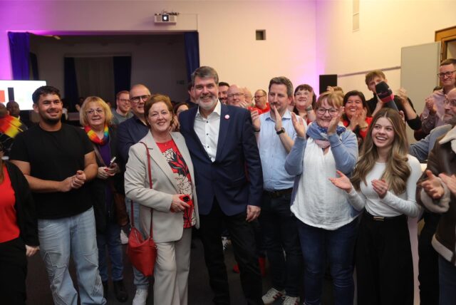 Michael Thews im Kreis seiner Parteikollegen und -kolleginnen.