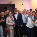 Michael Thews im Kreis seiner Parteikollegen und -kolleginnen.