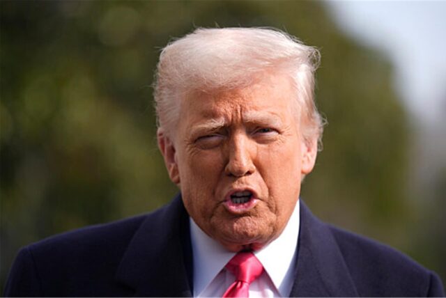 US-Präsident Donald Trump spricht vor dem Weißen Haus.