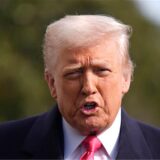 US-Präsident Donald Trump spricht vor dem Weißen Haus.