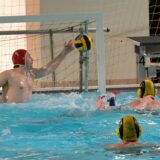 Ein Wasserball-Torwart hält den Ball.