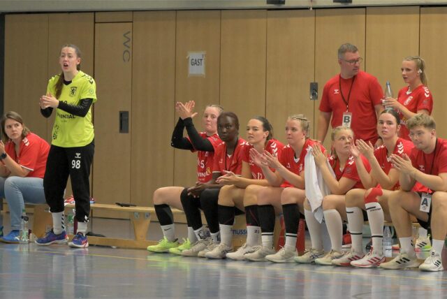 Die Ersatzbank des Lüner SV Handball bejubelt ein Tor.
