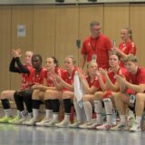 Die Ersatzbank des Lüner SV Handball bejubelt ein Tor.