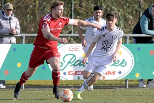 Andre Richter dribbelt mit dem Ball.