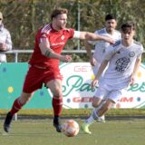 Andre Richter dribbelt mit dem Ball.