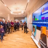 Im Rathaus in Dortmund beobachten Zuschauer Fernsehschirme mit Wahlergebnissen.