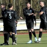 Spieler jubeln nach einem Tor.