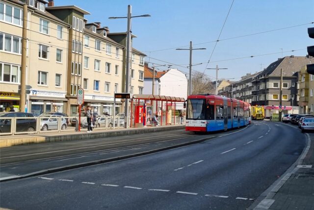 Eine Stadtbahn an der Haltestelle „Am Zehnthof“ in Dortmund