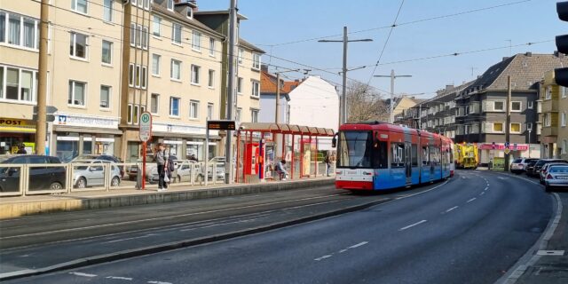 Eine Stadtbahn an der Haltestelle „Am Zehnthof“ in Dortmund