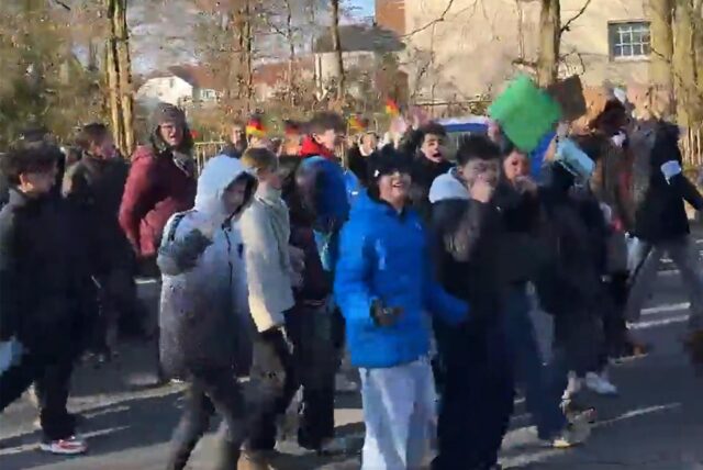 Beim „Marsch der Demokratie“ wurden auch einige kleine Deutschland-Fahnen geschwenkt.