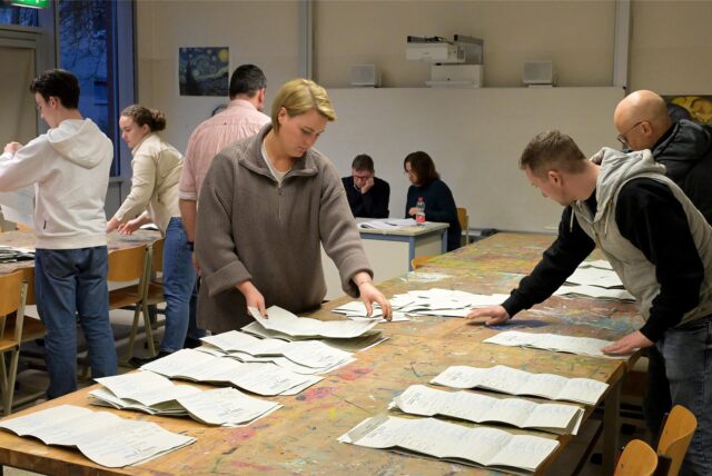 Wahlhelfer zählen Stimmen der Bundestagswahl aus
