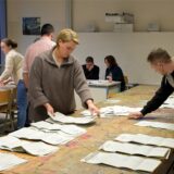 Wahlhelfer zählen Stimmen der Bundestagswahl aus