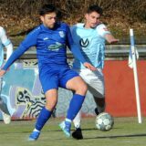 Zwei Spieler kämpfen um den Ball.