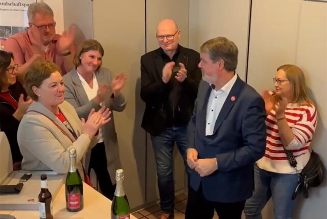 Applaus in der Geschäftsstelle der SPD, Sekt auf dem Tisch. Michael Thews lässt sich feiern.