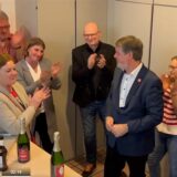 Applaus in der Geschäftsstelle der SPD, Sekt auf dem Tisch. Michael Thews lässt sich feiern.