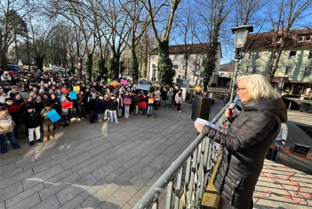 Schulleiterin Andrea Helmig-Neumann hielt nach Ankunft auf dem Marktplatz eine Rede über die Grundwerte der Demokratie.
